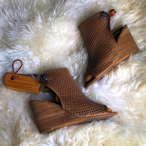 Lucky Brand Open Toed Leather Wedges - Picture 2 of 7